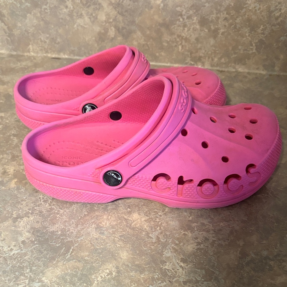 CROCS Kids Classic Clog in Bright Pink